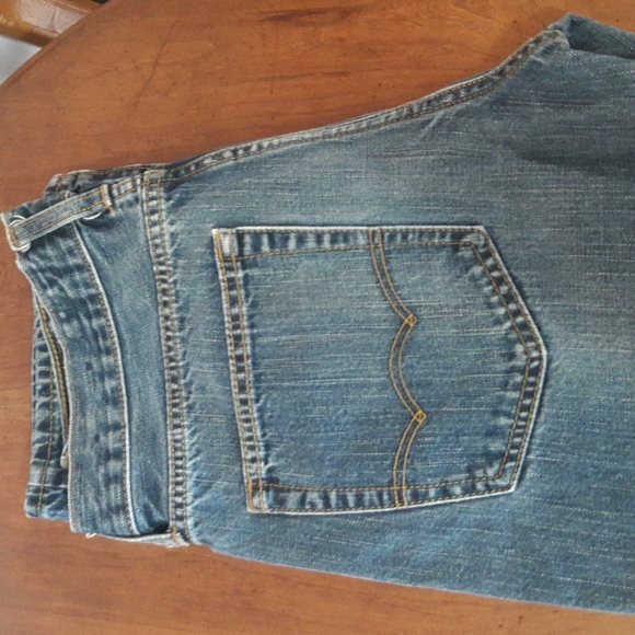 American Eagle Outfitters - Picture 2 of 11